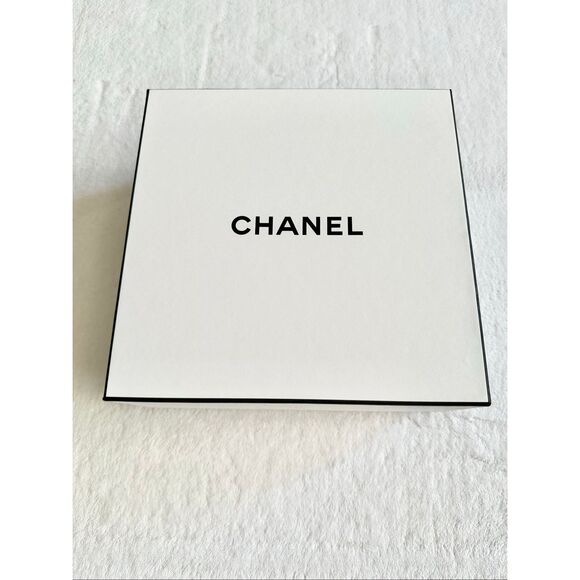 Chanel black and white storage box - Picture 1 of 4